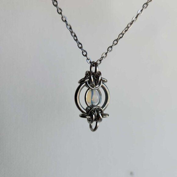 Vintage Whimsical Medieval Fairy Opalite silver chainmail pendant necklace - Picture 7 of 9